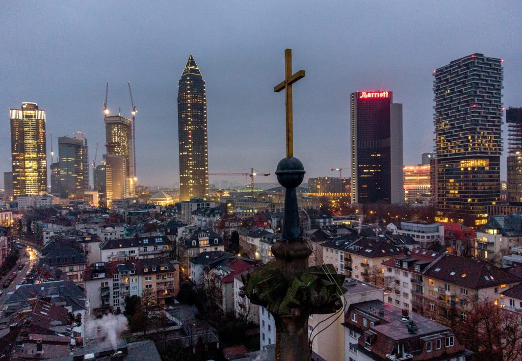 Das Turmkreuz der Christuskirche vor der Frankfurter Skyline (Foto: Michael Probst/AP)